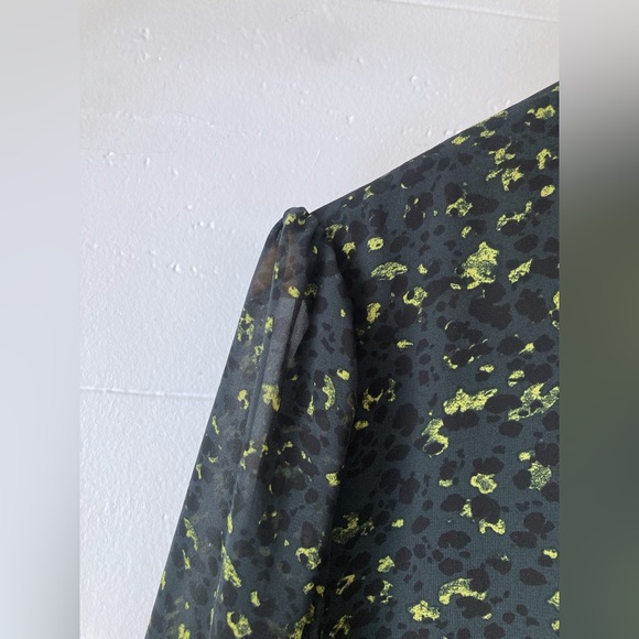 V-neck blouse - Size XL - Picture 2 of 4